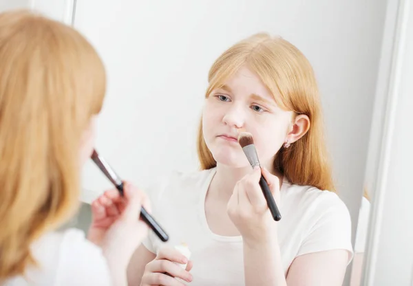 Teenie Mädchen Untersucht Akne Gesicht Vor Spiegel — Stockfoto