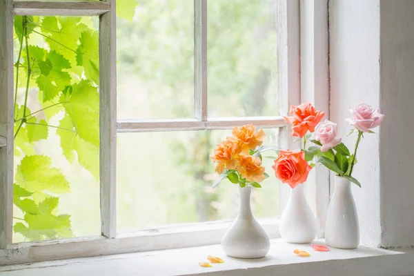 Beautiful Roses Vases Old Wooden Windowsill — Stock Photo, Image