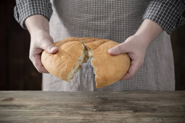 Mannenhanden Breken Brood Houten Tafel — Stockfoto