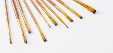 beyaz arkaplanda kahverengi boya fırçası