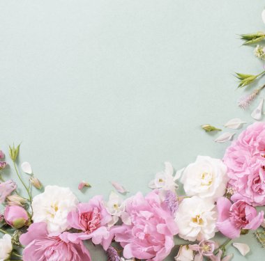 Kağıt arkaplanda pembe ve beyaz güller