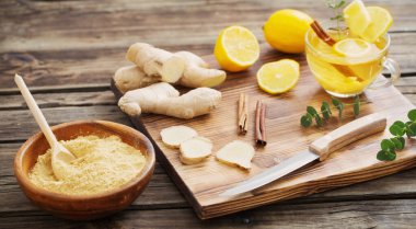 Eski ahşap arka planda zencefil ve limon çayı