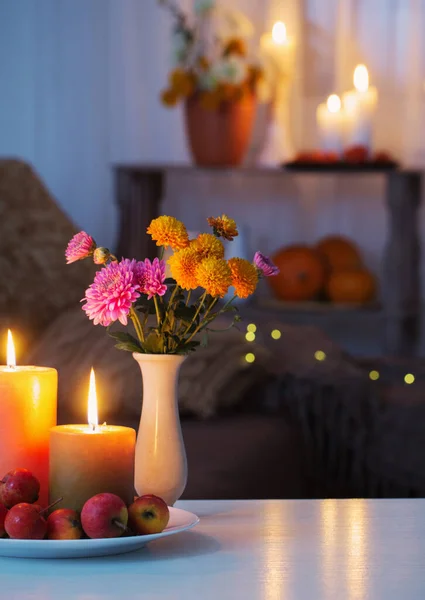 Decorações Outono Com Velas Chamas Casa — Fotografia de Stock