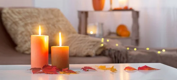 Velas Encendidas Con Decoración Otoño Mesa Blanca Casa — Foto de Stock