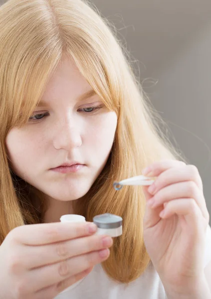 Adolescente Chica Inserta Lente Ojo Azul Ojo — Foto de Stock