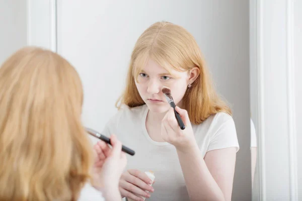 Tiener Meisje Onderzoekt Acne Gezicht Voorkant Van Spiegel — Stockfoto