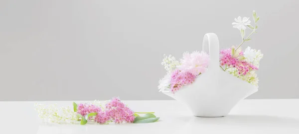 Fleurs Été Dans Panier Sur Fond Blanc — Photo