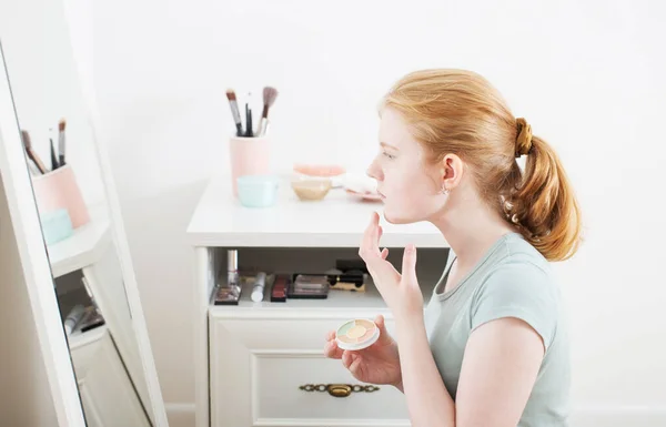 Tiener Meisje Geschilderd Acne Gezicht Voorkant Van Spiegel — Stockfoto