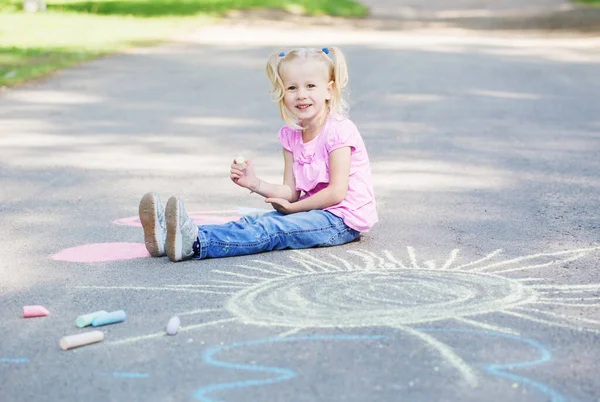 Menina Desenha Com Giz Pavimento — Fotografia de Stock