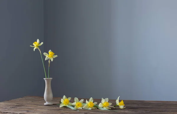 Narciso Amarillo Jarrón Sobre Mesa Madera Sobre Fondo Oscuro — Foto de Stock