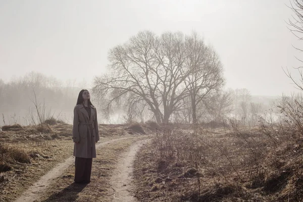 Fille Imperméable Beige Marche Sur Une Journée Ensoleillée — Photo