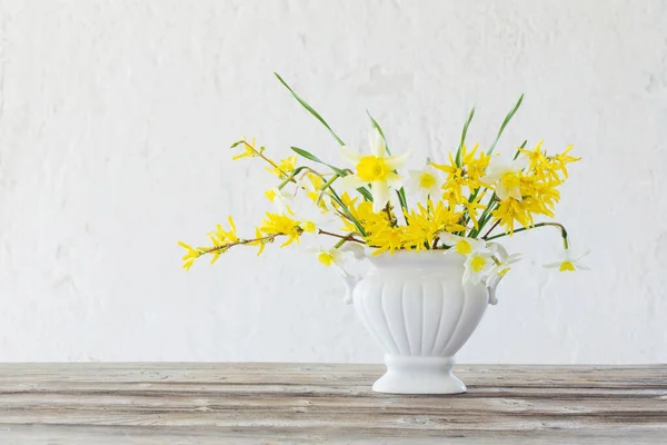 Flores Brancas Amarelas Mola Vaso Fundo Parede Branca Velha — Fotografia de Stock