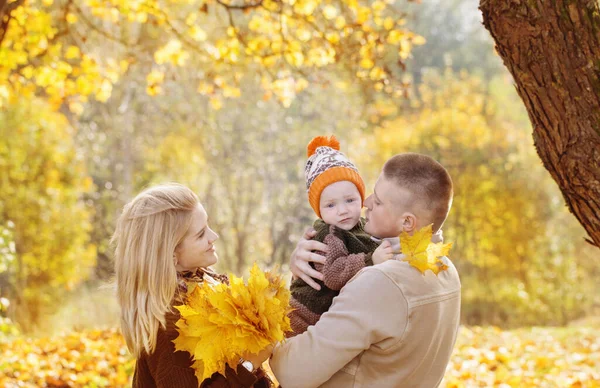 秋の公園で小さな赤ちゃんを持つ幸せな家族 — ストック写真