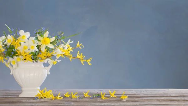Белый Желтый Весенние Цветы Вазе Деревянном Столе Синем Фоне — стоковое фото