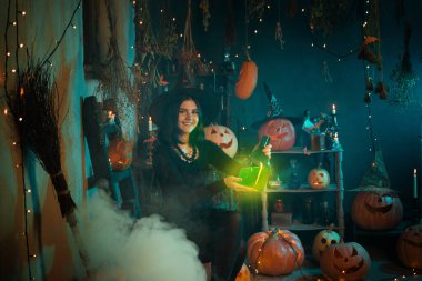 Genç cadı cadılar bayramında evde büyü yapıyor.