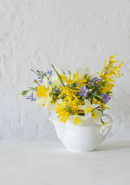 Fiori Primaverili Bianchi Gialli Vaso Tavolo Legno Sfondo Bianco — Foto Stock