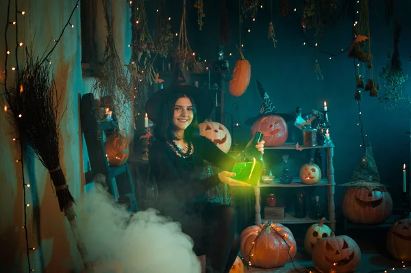 Mladé Čarodějnice Kouzlí Během Halloweenu Doma — Stock fotografie