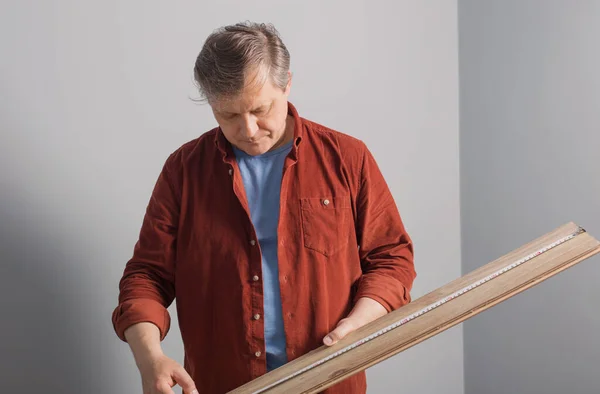 Middle Aged Man Measuring Laminate Board Construction Tape — Stok Foto