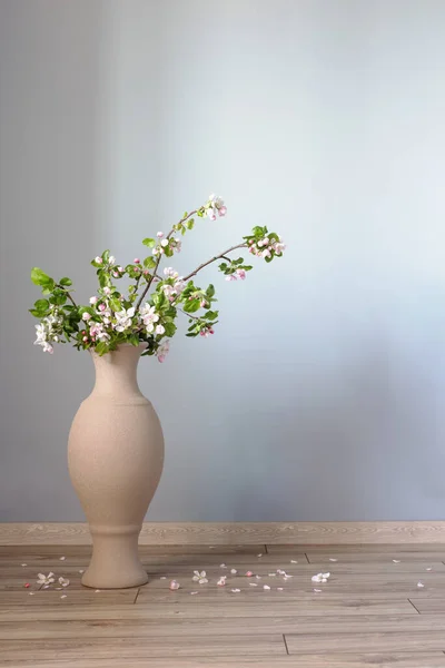 Ramas Manzano Con Flores Jarrón Piso Contra Pared Gris —  Fotos de Stock