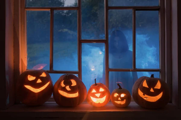 Halloween Pumpar Fönsterbräda Med Spöke Utanför Fönstret — Stockfoto