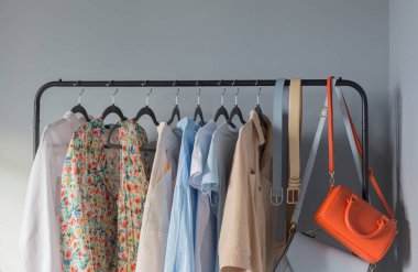 Açık renkli kadınların yaz kıyafetleri askıda.