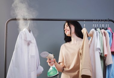 # Buharlı ve elbiseli esmer genç kız #