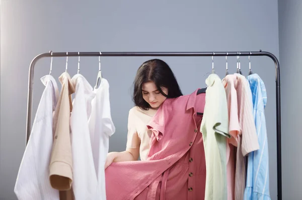 Jovem Escolhe Roupas Verão Guarda Roupa — Fotografia de Stock