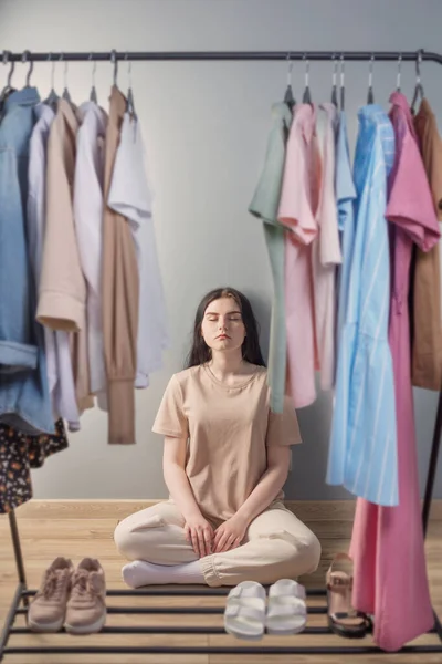 Stanca Adolescente Seduta Sul Pavimento Appendere Con Vestiti — Foto Stock