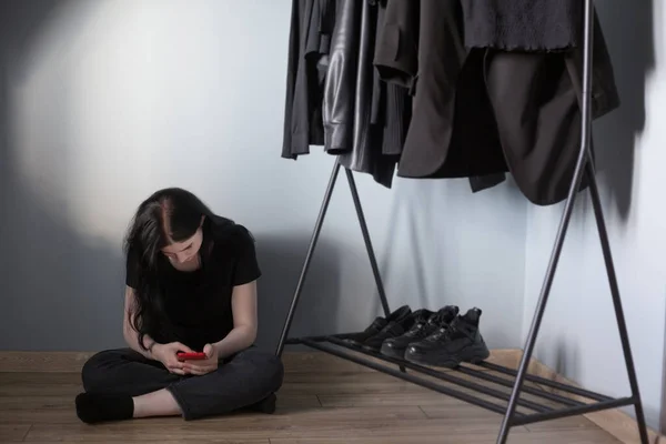 Teen Girl Con Smartphone Rosso Jeans Neri Una Shirt Vicino — Foto Stock