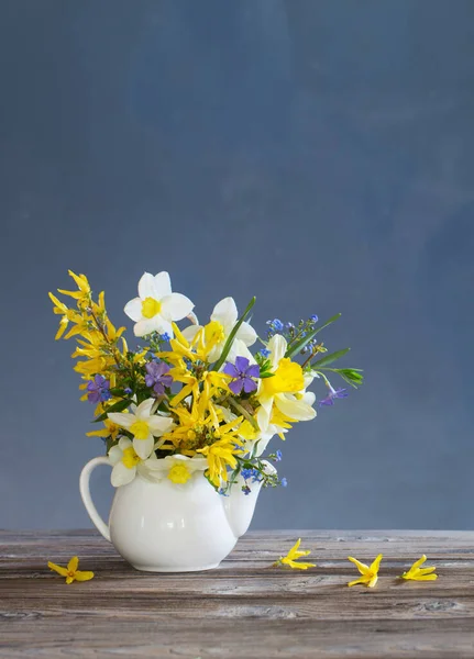 Fehér Sárga Tavaszi Virágok Teáskanna Asztal Kék Háttér — Stock Fotó
