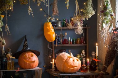 Cadılar bayramı balkabakları ışıklarla, yanan mumlarla ve cadıların evinde sihirli iksirlerle