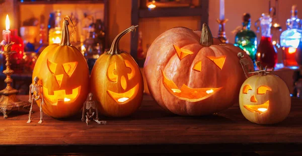 Halloween Pumpor Med Ljus Och Magiska Drycker Natten Inomhus — Stockfoto