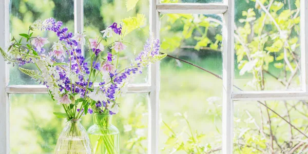 Flores Verano Jarrón Alféizar Ventana Luz Del Sol —  Fotos de Stock