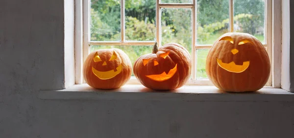 Halloween Pumpor Vit Fönsterbräda — Stockfoto