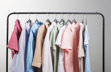 Siyahi kadınların yaz kıyafetleri gri arka planda askıda