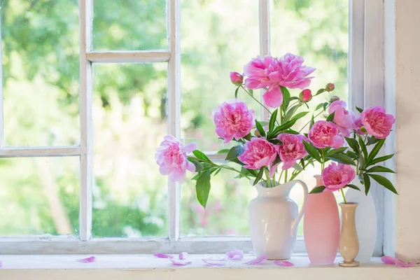 粉红牡丹在花瓶上的白内障 — 图库照片