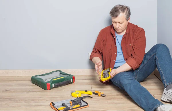 Man Van Middelbare Leeftijd Met Reparatiegereedschap Houten Vloer — Stockfoto