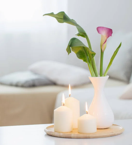 Fleurs Vase Sur Table Blanche Intérieure — Photo