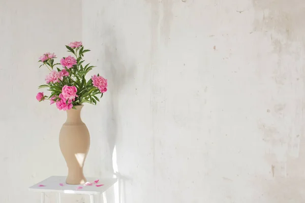 Pink Peony Ceramic Vase Background Old Wall — Stock Photo, Image