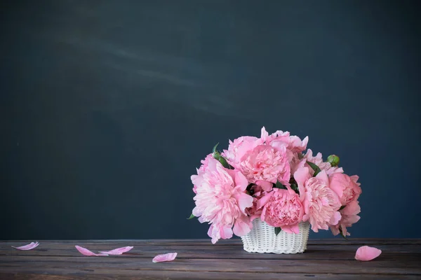 Peônia Rosa Cesta Fundo Parede Escura — Fotografia de Stock