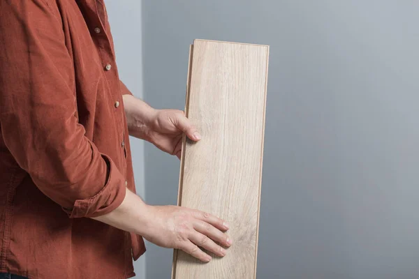 Homem Meia Idade Segurando Uma Placa Laminada Suas Mãos — Fotografia de Stock