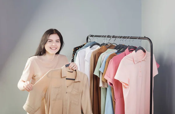 Ragazza Accanto Vestiti Estivi Sulla Gruccia Casa — Foto Stock