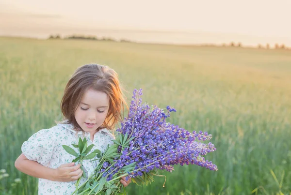 Belle Petite Fille Avec Bouquet Fleurs Coucher Soleil — Photo