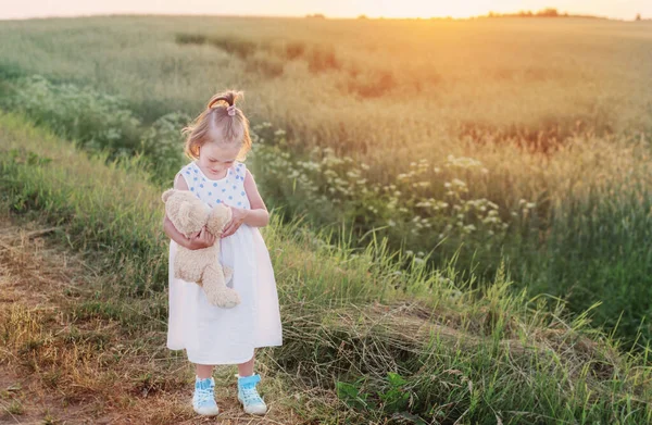 Holčička Medvídkem Silnici Při Západu Slunce — Stock fotografie