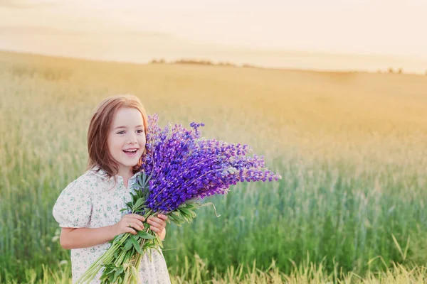 Mooi Klein Meisje Met Boeket Bloemen Bij Zonsondergang — Stockfoto