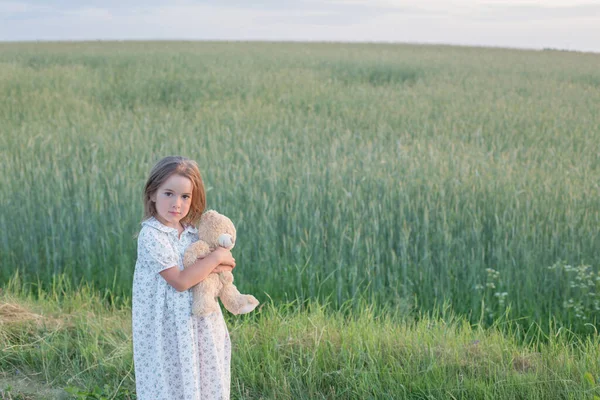 Liten Flicka Med Nallebjörn Väg Vid Solnedgången — Stockfoto