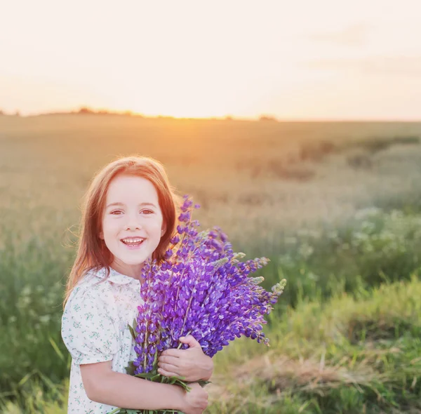 Hermosa Niña Con Ramo Flores Atardecer —  Fotos de Stock