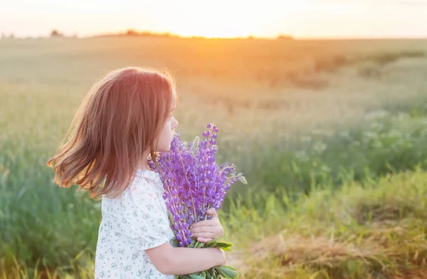 Mooi Klein Meisje Met Boeket Bloemen Bij Zonsondergang — Stockfoto