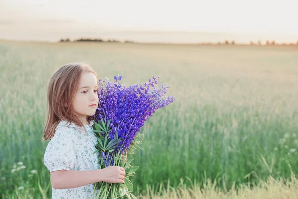 Schönes Kleines Mädchen Mit Blumenstrauß Bei Sonnenuntergang — Stockfoto