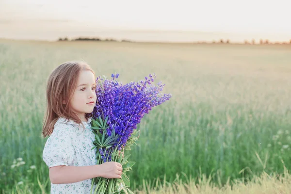 Beautiful Little Girl Bouquet Flowers Sunset — Stock Photo, Image